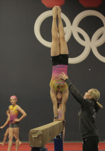 Olympic gold medalist Amanda Borden-Cochran instructs gymnasts at her Chandler gym. (Photo by Nicole Vitale/Cronkite News)