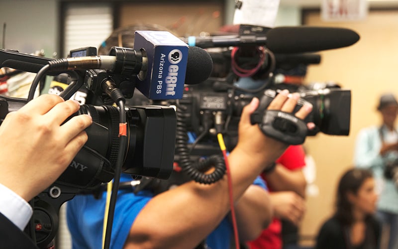 Phoenix's news teams gathered at the Arizona Democratic Center to hear veterans speak on Trump's recent remarks. (Photo by Christopher West/Cronkite News)