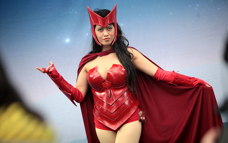 scarlet witch cosplayer