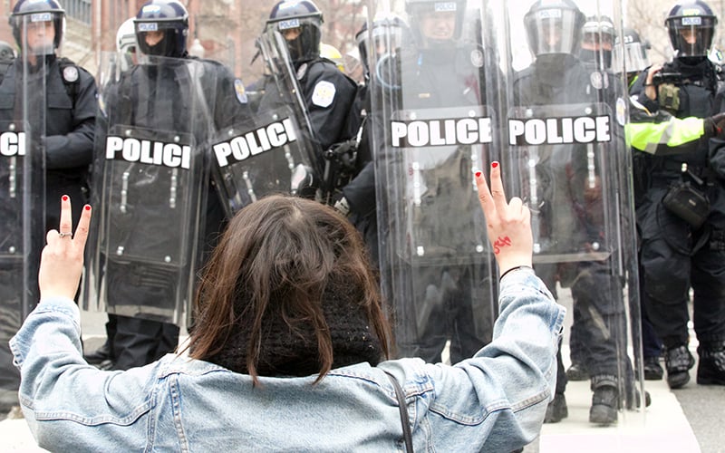 Protester implores the police to keep the peace. (Photo by Dustin Quiroz/Cronkite News)