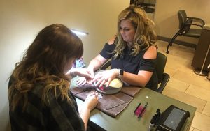 Sarah Waite does Erin Bauer's nails.