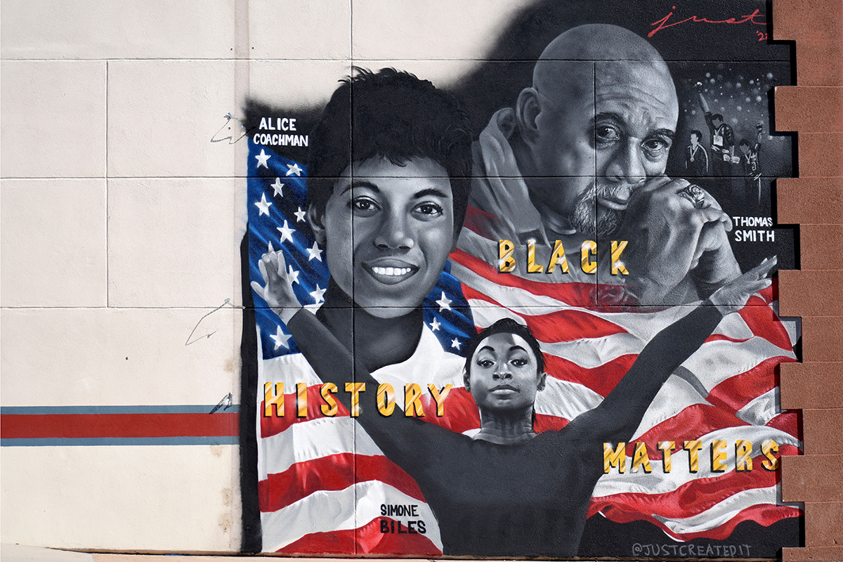 Uno de los murales de Just Dixon muestra a tres medallistas olímpicos afroamericanos: Alice Coachman, Simone Biles y Tommie Smith. El mural tardó seis días en completarse. (Foto por Hope O’Brien/Cronkite Noticias)
