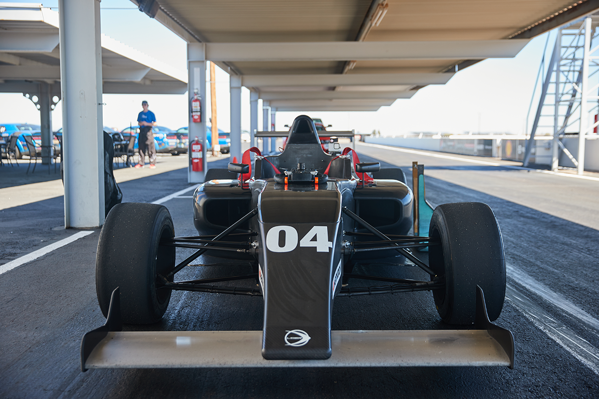 Uno de los siete autos de Fórmula 4 de Radford Racing School está estacionado en el pit en Chandler el 24 de marzo de 2022. El volante de los autos de Fórmula 4 se quita para permitir que los conductores entren y salgan del monoplaza. (Foto por Alex Gould/Cronkite Noticias)
