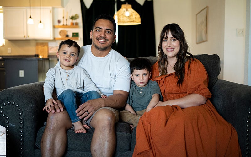 Zeke Lugo, a la izquierda, su padre, Adrian Lugo, su hermano Tobias Lugo y su madre Eliza Moody, posan para una foto en su casa de Yuma el 3 de abril de 2022. (Foto por Genesis Alvarado/Cronkite Noticias)