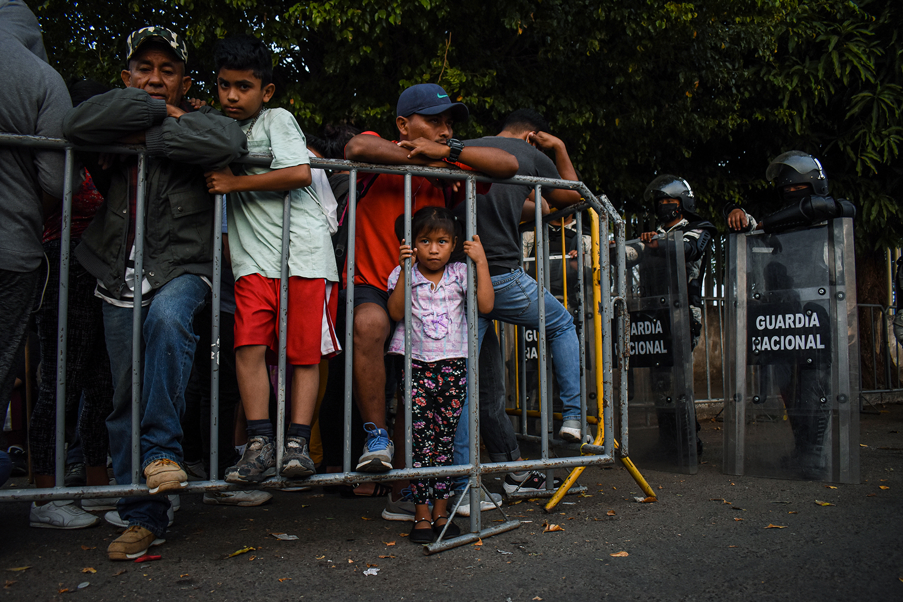 Yobel Ruiz and his daughter, Milaidy, 5, wait outside one of the immigration offices in Tapachula, Mexico, on March 8, 2022. The pair fled their home in Panama’s Darién Province the month before, after guerrillas kidnapped Ruiz’s wife. Ruiz hopes to be granted asylum and move to Florida, where a cousin lives. He still doesn’t know the fate of his wife. (Photo by Juliette Rihl/Cronkite Borderlands Project)
