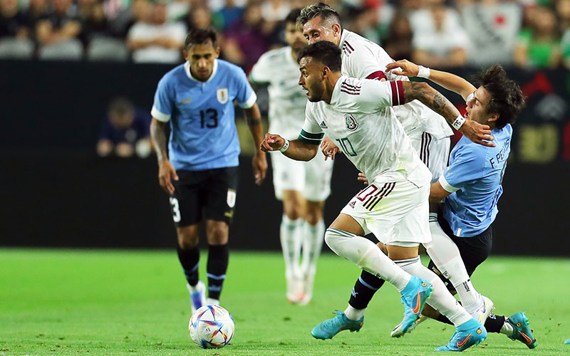 Equipos de México y Uruguay aprovechan la amistad en el State Farm Stadium para sintonizar la Copa del Mundo