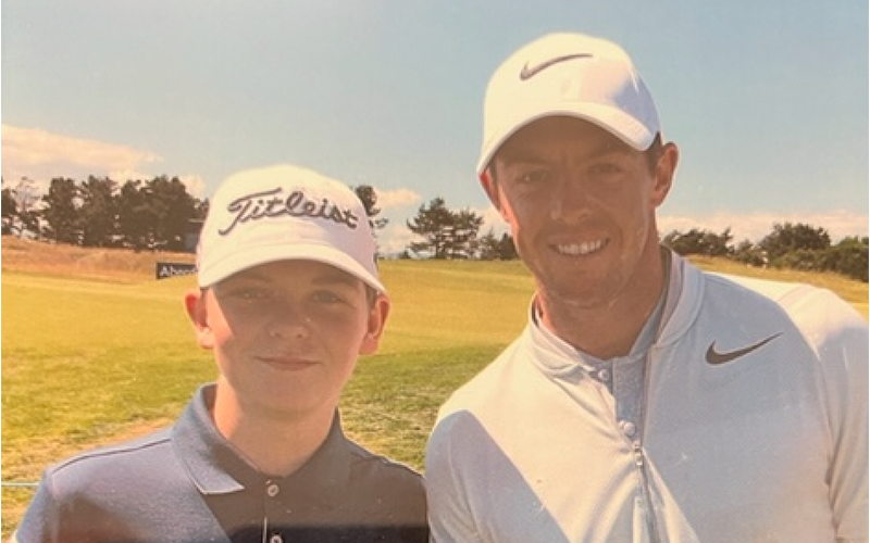 Ein jüngerer Luke Greig, der mit dem Traum aufwuchs, Golfprofi zu werden, posiert mit seinem Idol Rory McIlroy für ein Foto.  (Foto mit freundlicher Genehmigung von Colin Greg)