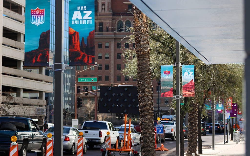 The Arizona Department of Transportation expects traffic to be thick in downtown Phoenix because of events at the Phoenix Convention Center, Footprint Center and Margaret T. Hance Park. Cars wait at a stoplight on 1st and Monroe streets in Phoenix on Feb. 2, 2023. (Photo by Logan Camden/Cronkite News)