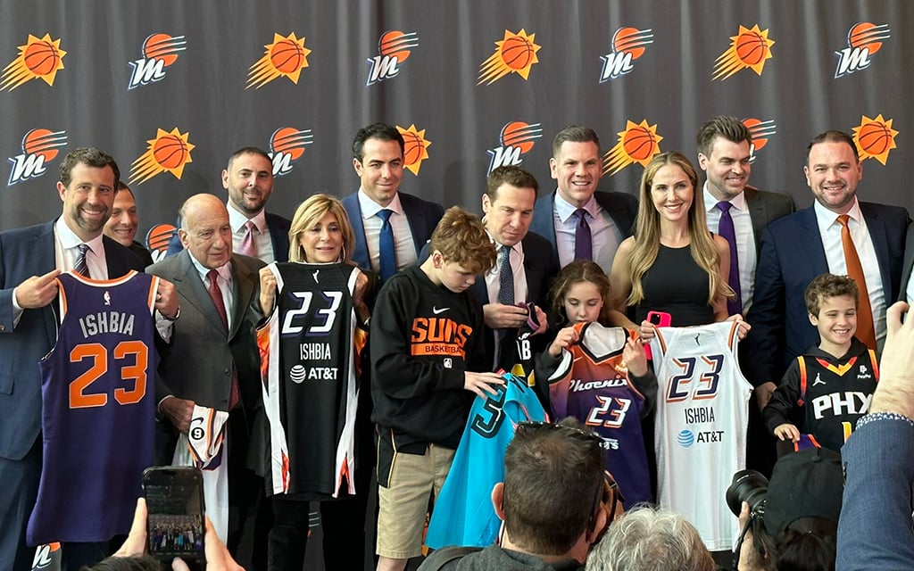 News Suns owner Mat Ishbia poses with a large group, including many family members, after speaking with the media, and said, “This is the dream city, the dream opportunity, the dream organization.” (Photo by David Bernauer/Cronkite News)