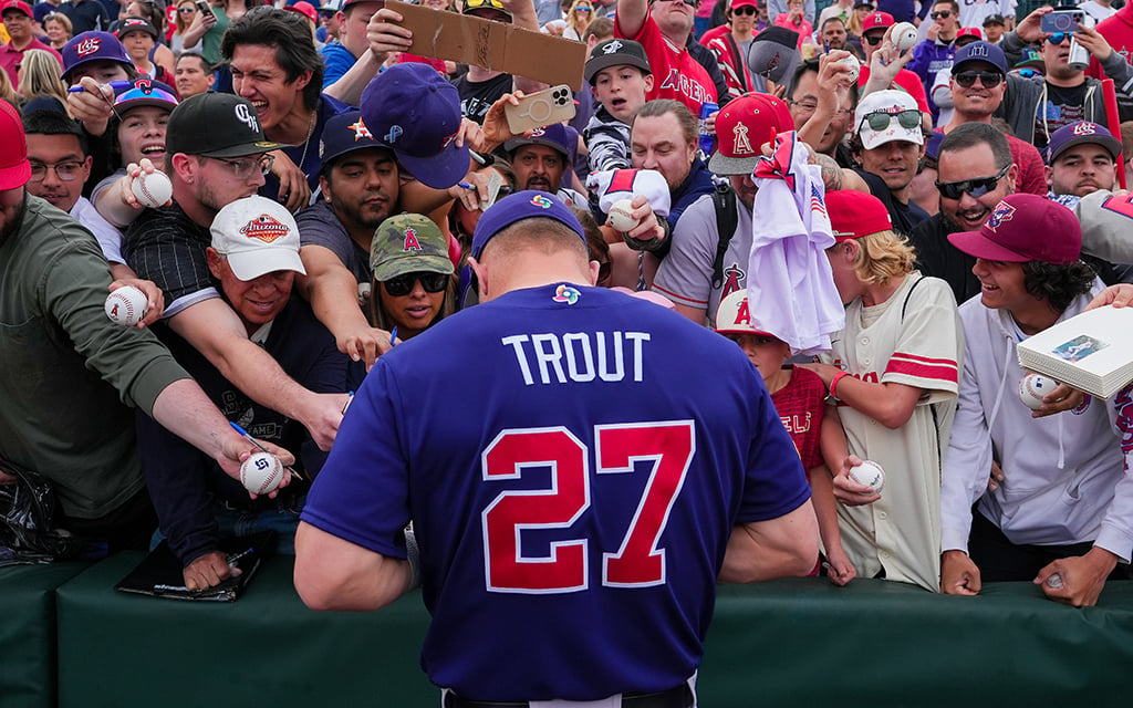 How should fans ask for autographs at spring training? MLB players say politeness is a good start