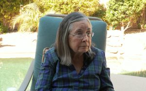 Melanie O'Rourke, de 73 años, perdió su audición hace 20 años. Ahora, depende de los implantes cocleares para oír. (Captura de pantalla de video por Maria Staubs/Cronkite Noticias)