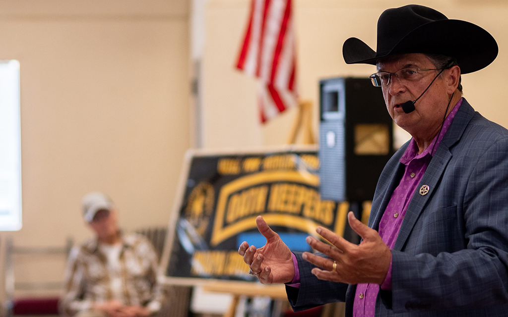 Constitutional Sheriffs and Peace Officers Association founder Richard Mack speaks to a crowd of about 100 people at a Yavapai County Preparedness Team meeting in Chino Valley, Ariz., on Oct. 8, 2022. (Photo by Isaac Stone Simonelli/AZCIR)