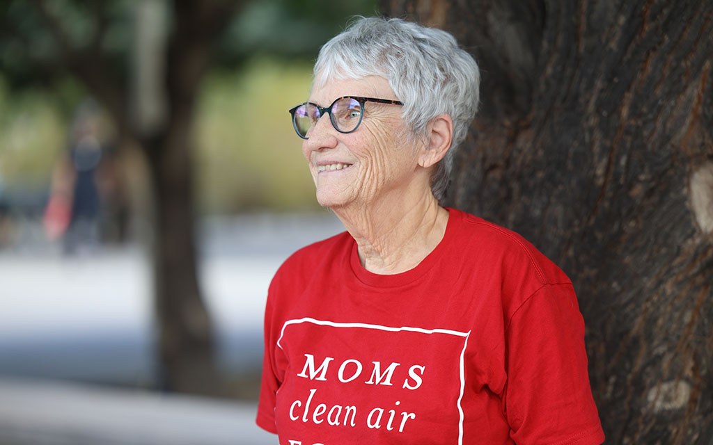 Hazel Chandler, una organizadora de campo para el grupo ambiental de Arizona Moms Clean Air Force, ha sido diagnosticada con asma y vive con cáncer desde hace 11 años. (Photo by Sam Volante/Cronkite Noticias)
