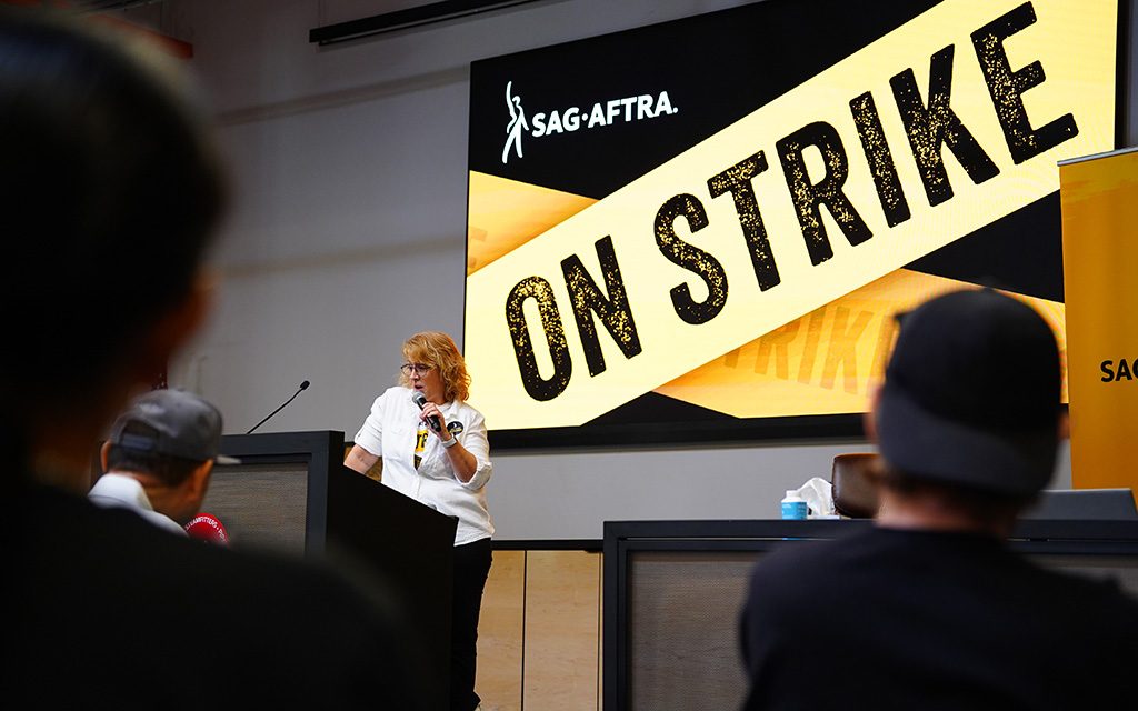 Actress and comedian Saylor Billings tells jokes to the crowd at the SAG-AFTRA Arizona-Utah rally, on Sept. 17, 2023. (Photo by Kiersten Edgett/Cronkite News)