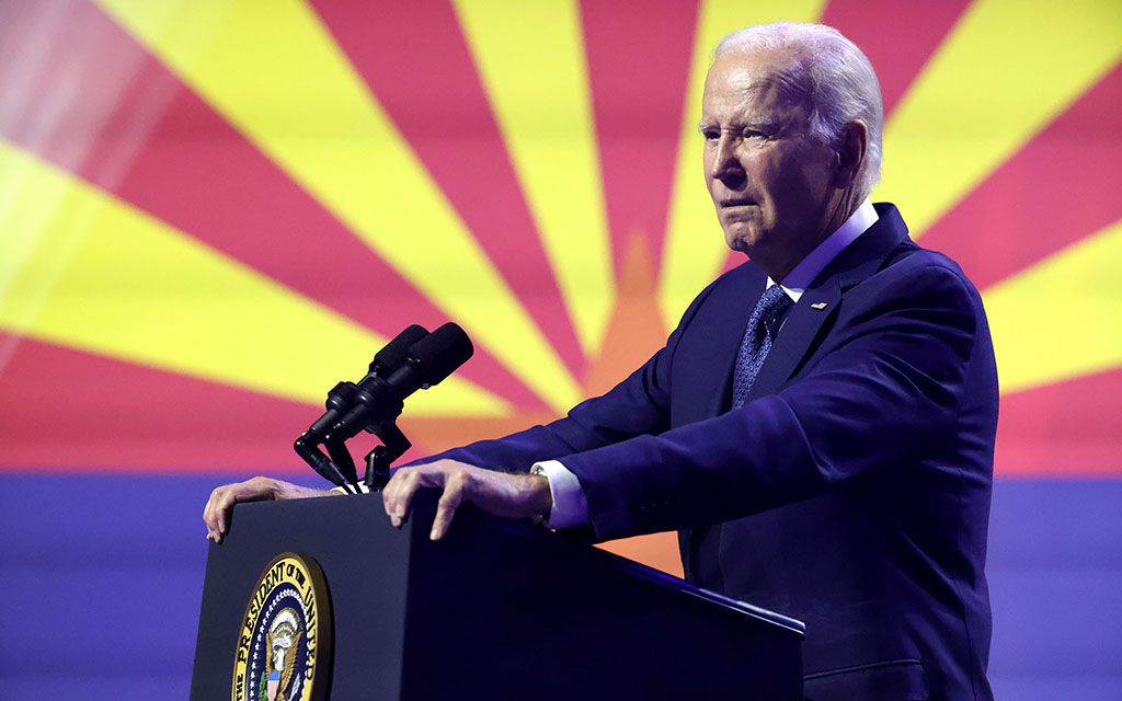 Biden rinde homenaje a McCain y condena a ‘extremistas MAGA’ en evento de Tempe