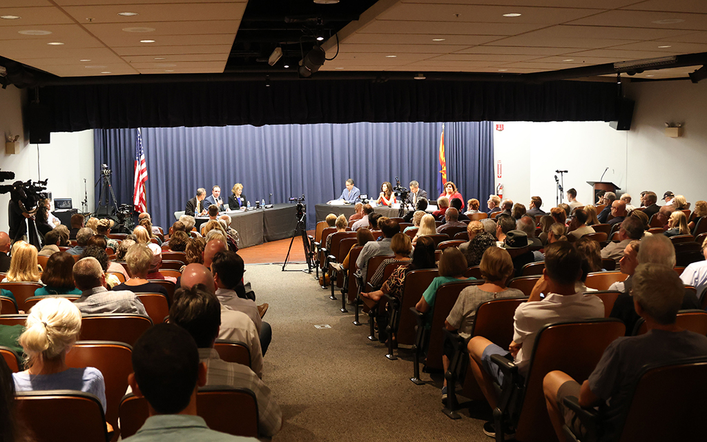 Scottsdale residents listen in on a community hearing at Civic Center Library in Scottsdale on Sept. 13, 2023. Residents questioned the city’s plan to convert hotel rooms into shelter for the unhoused. (Photo by Kevinjonah Paguio/Cronkite News)