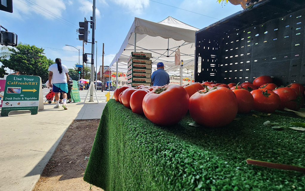 Bright red fresh tomatoes can be purchased with Market Match funds at the farmers market at Central Avenue and E. 43rd Street in Los Angeles. (Photo by Taylor Ens/Cronkite News)