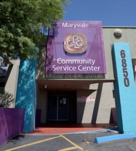 El Centro Comunitario Maryvale de Chicanos Por La Causa, ubicado en la esquina de un centro comercial, ofrece una variedad de servicios sociales a la comunidad, incluyendo asesoramiento familiar y terapia en español. (Foto de John Leos/Cronkite Noticias)