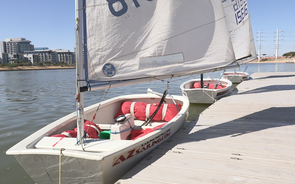 The Arizona Sailing Foundation teaches youth and adult classes, including a capsize drill students learn on the first of the two-day course. Photo taken at Tempe Town Lake on Oct. 14, 2023. (Photo by Sydney Witte/Cronkite News)