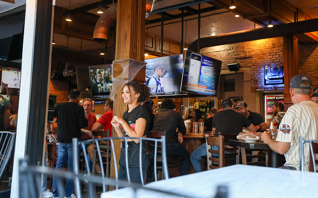 Baseball fans pack Majerle’s Sports Grill, a popular sports bar in downtown Phoenix, to catch Tuesday's Game 4 of the World Series near Chase Field. (Photo by Reece Andrews/Cronkite News)