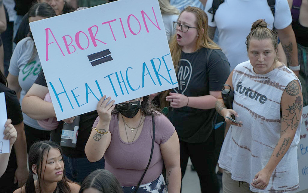 La ley del aborto en Arizona, al igual que en gran parte del país, ha estado en tumulto desde que el año pasado la Corte Suprema de los Estados Unidos anuló el fallo de Roe v. Wade, la decisión de hace 50 años que reconocía el derecho al aborto. A pesar de ello, un tribunal federal de apelaciones dijo esta semana que un grupo de médicos en Arizona puede demandar para bloquear una ley estatal que prohíbe los abortos basados en anomalías genéticas. (Foto de archivo por Troy Hill/Cronkite Noticias)