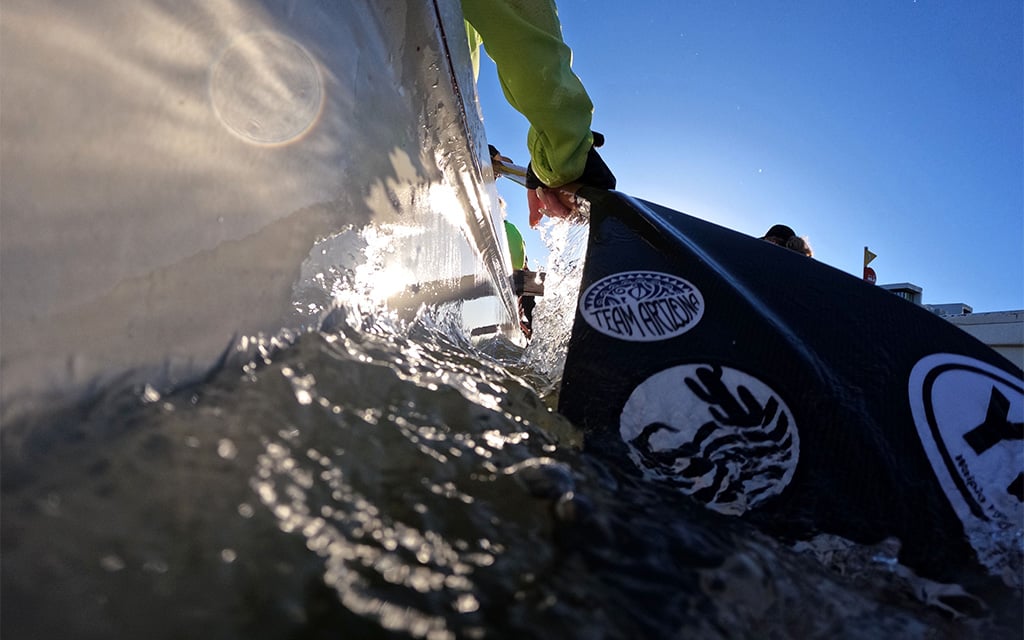Linda Martin’s paddle comes out of the water during a practice at Tempe Town Lake on Oct. 28, 2023. Martin is a member of Team Arizona Outrigger Canoe Club and is preparing for Another Dam Race, an outrigger canoe competition in Parker. (Photo by Kevinjonah Paguio/Cronkite News)