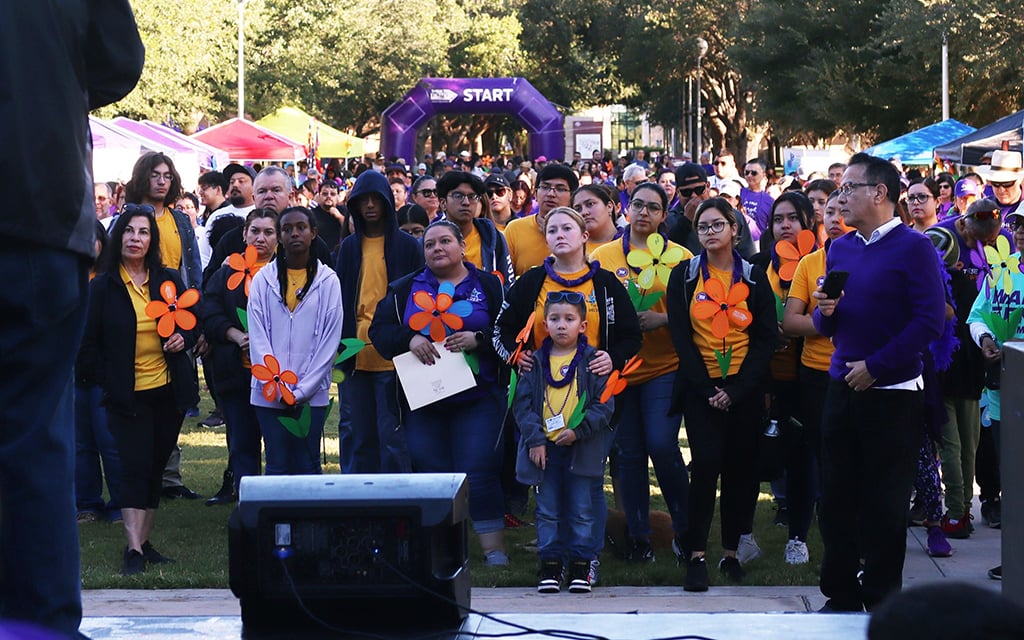 Hundreds of locals gather at Texas A&M International University for the eighth annual Walk to End Alzheimer’s in Laredo, Texas, on Nov. 4. (Photo by Angelina Steel/Cronkite News)