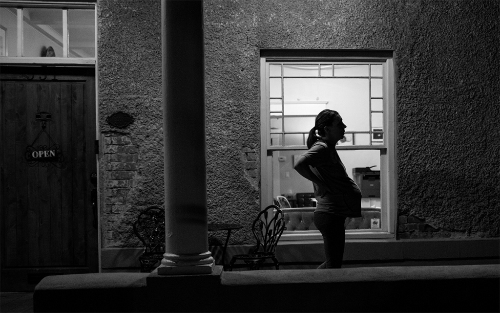 In this file photo, Katrina Huynh paces while experiencing labor contractions outside the Midwives Rising birthing center in Phoenix. Maternal health advocates in Arizona are working to bring more attention to a leading cause of pregnancy-related deaths: conditions related to mental health. (File photo by Nicole Neri/Cronkite News)