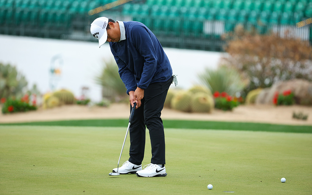 Kevin Yu, a former Arizona State player, hones his putting skills on the green at 16. (Photo by Bennett Silvyn/Cronkite News)