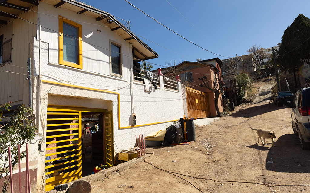 La casa donde vive Yuridia con su familia y donde residen más migrantes mientras esperan su cita de asilo en Nogales, Sonora, México el 12 de febrero de 2024. (Foto por Kayla Jackson/Cronkite Noticias)