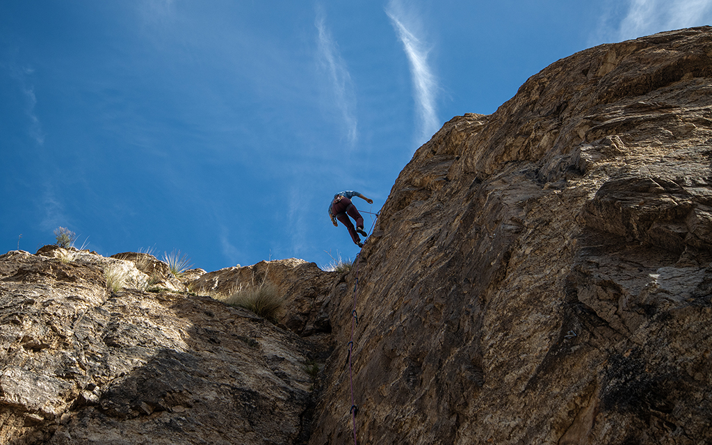 Climber Nicki Manzanares starts to rappel down a cliffside on Mount Lemmon near Tucson on Jan. 29, 2024. (Photo by Emily Mai/Cronkite News)