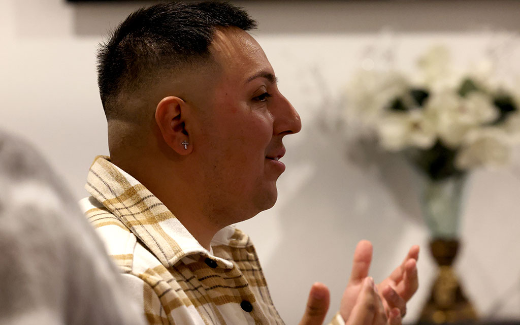 Ronny Morales discute su pasada adicción al fentanilo el 31 de Enero de 2024. “Intenté parar casi cada año”, dijo Morales. (Fotos por Kevinjonah Paguio/Cronkite Noticias)