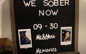 Una placa conmemora la fecha de sobriedad de Ronny Morales y su esposo, Nathan Truitt. Recientemente, Morales cumplió cuatro años de sobriedad. (Fotos por Kevinjonah Paguio/Cronkite Noticias)