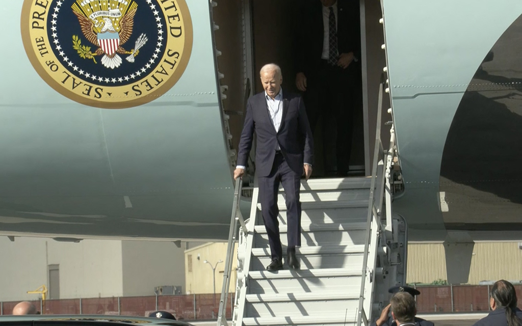 El presidente Joe Biden llegando al aeropuerto internacional Sky Harbor de Phoenix el martes 19 de marzo de 2024. (Foto de Roxanne de la Rosa/Cronkite Noticias)