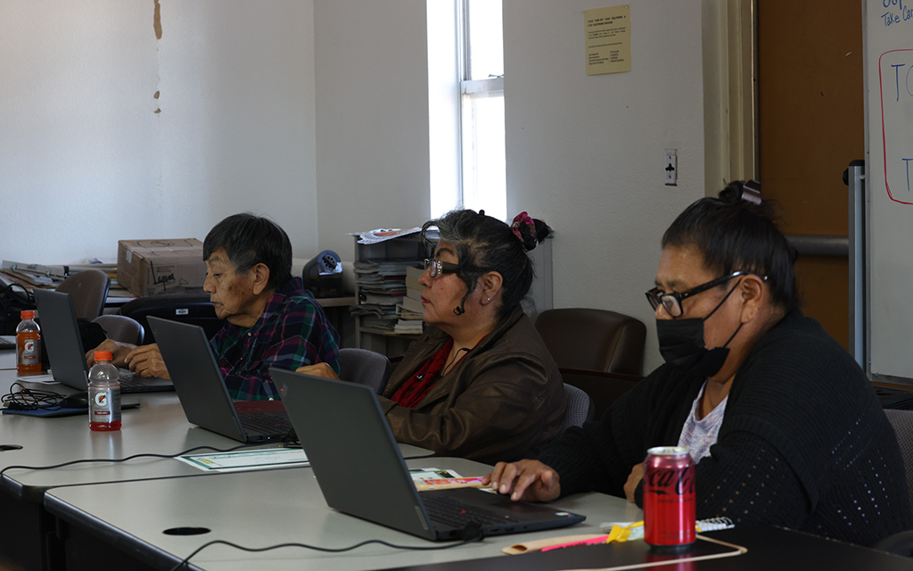 From left, Juanita Mattias, Elaine Johnson and Francine Jose in class on Feb. 13 on learning the basics of operating a laptop. (Photo by <a href="https://cronkitenews.azpbs.org/people/crystal-n-aguilar/" rel="noopener" target="_blank">Crystal Aguilar</a>/Cronkite News)