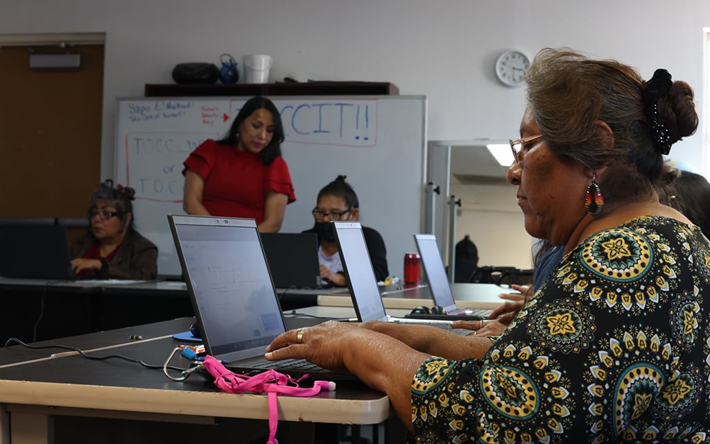 Florina Esteban learns how to set up and send emails at Tohono O’odham Community College on Feb. 13. There are multiple classes a day for those ready to take on new technology. (Photo by <a href="https://cronkitenews.azpbs.org/people/crystal-n-aguilar/" rel="noopener" target="_blank">Crystal Aguilar</a>/Cronkite News)