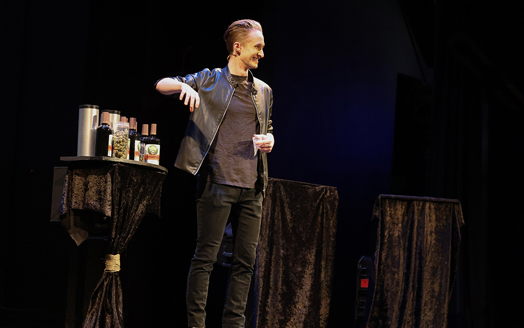 Ben Zabin předvádí kouzelnický trik s marihuanou v divadle Third Street ve Phoenixu 1. března 2024. Zabin říká, že jeho show „Smokus Pocus“, která je na turné po celé zemi, oslavuje stále větší normalizaci užívání konopí. (Foto: Marnie Jordan/Cronkite News)