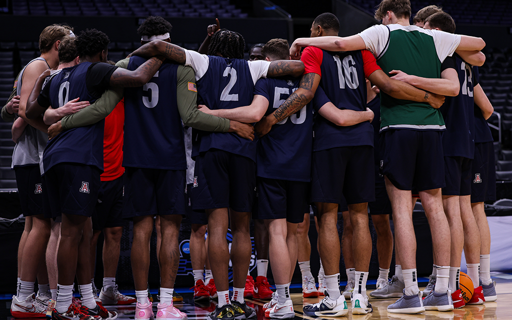 Arizona players gathers together before practice, strategizing for Clemons’s slower pace of play that’s expected in Thursday’s Sweet 16 game at Crypto.com Arena. (Photo by Bennett Silvyn/Cronkite News)