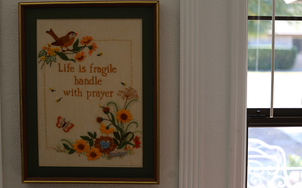 A window in her mother’s house on Feb. 15 highlights the commitment of Carolyn Larsen's family to positivity. (Photo by <a href="https://cronkitenews.azpbs.org/people/jack-orleans/" rel="noopener" target="_blank">Jack Orleans</a>/Cronkite News)