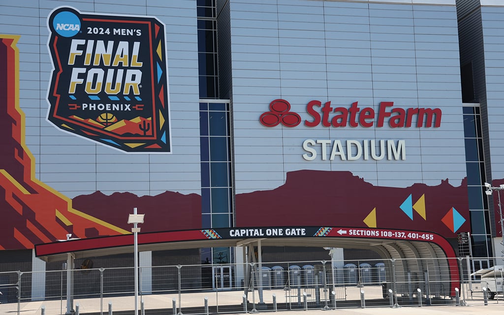 State Farm Stadium gears up to host the NCAA Men's Final Four, while fans eagerly anticipate the festivities both inside and outside the arena. (Photo by Noah Maltzman/Cronkite)