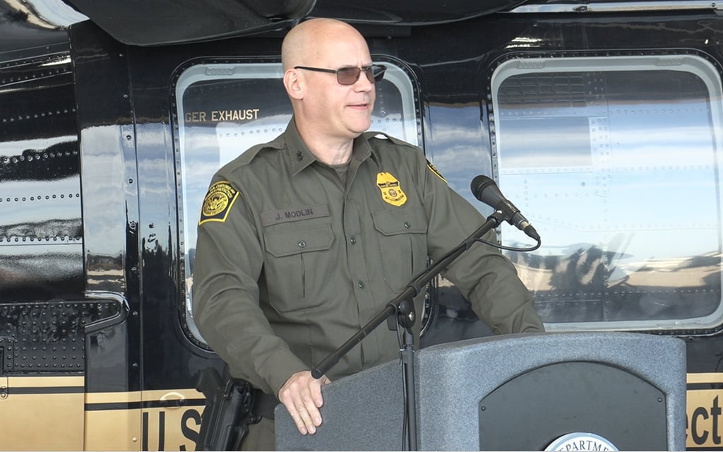 John R. Modlin, agente jefe del sector de Tucson de la patrulla fronteriza estadounidense, habla durante la conferencia de seguridad para migrantes el 28 de marzo de 2024 en la base militar de Tucson. (Foto de Adriana Gonzalez-Chavez/Cronkite Noticias)