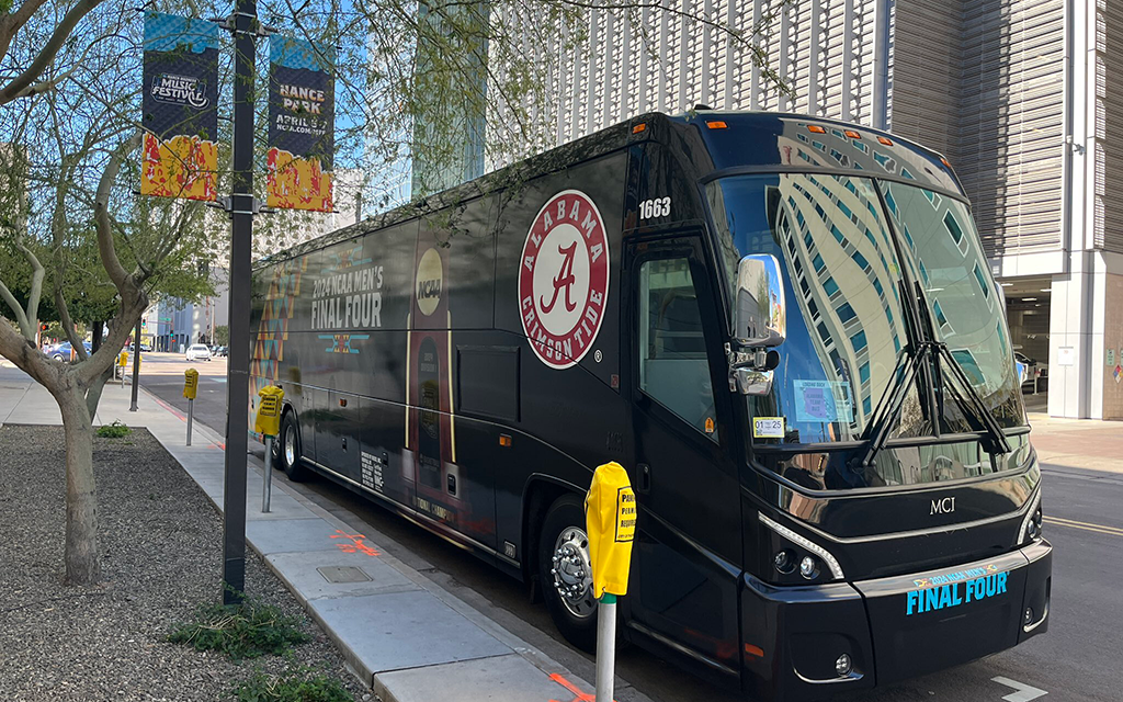 The Alabama team bus awaits the arrival of players from the team hotel to take them to State Farm Stadium. (Photo by Brevan Branscrum/Cronkite News)