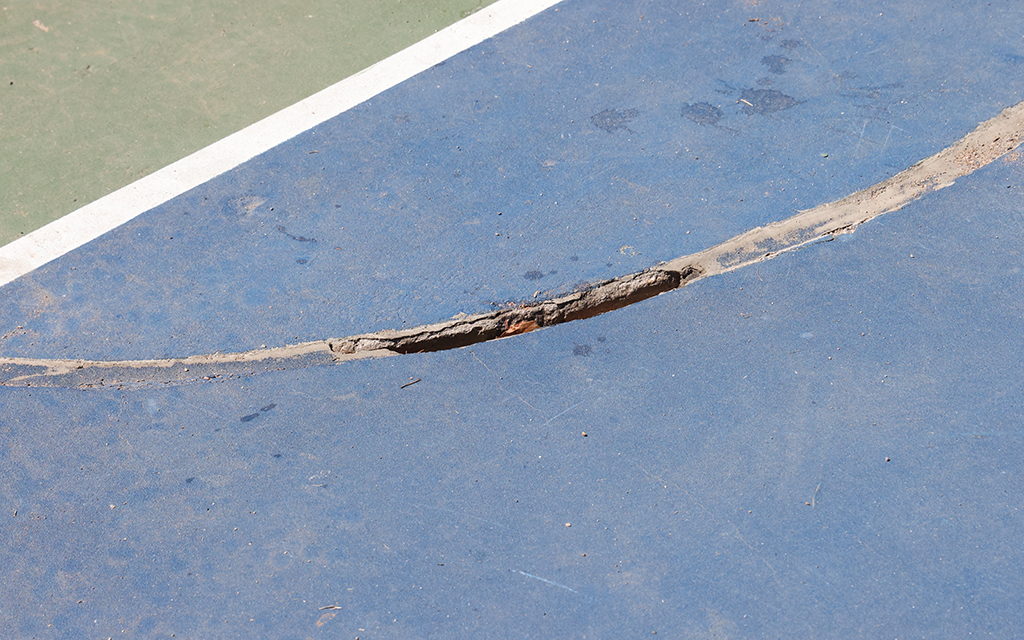 A deep crack in the surface of Moon Valley Park’s basketball court in Phoenix. (Photo by Lauren Kobley/Cronkite News)