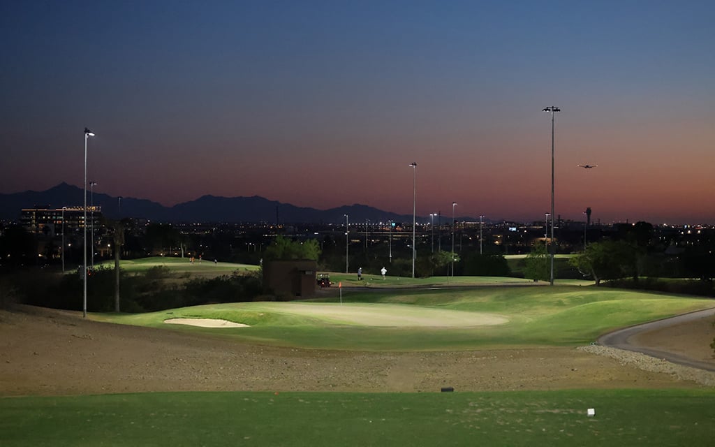 A diverse group of players, from beginners to seasoned golfers, enjoy the inclusive atmosphere at Grass Clippings Rolling Hills. (Photo by Grace Hand/Cronkite News)