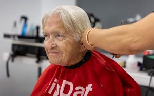 Rosella Detert sits for her haircut at the Glendale Community Center on April 8, 2024. (Photo by Sam Ballesteros/Cronkite News)
