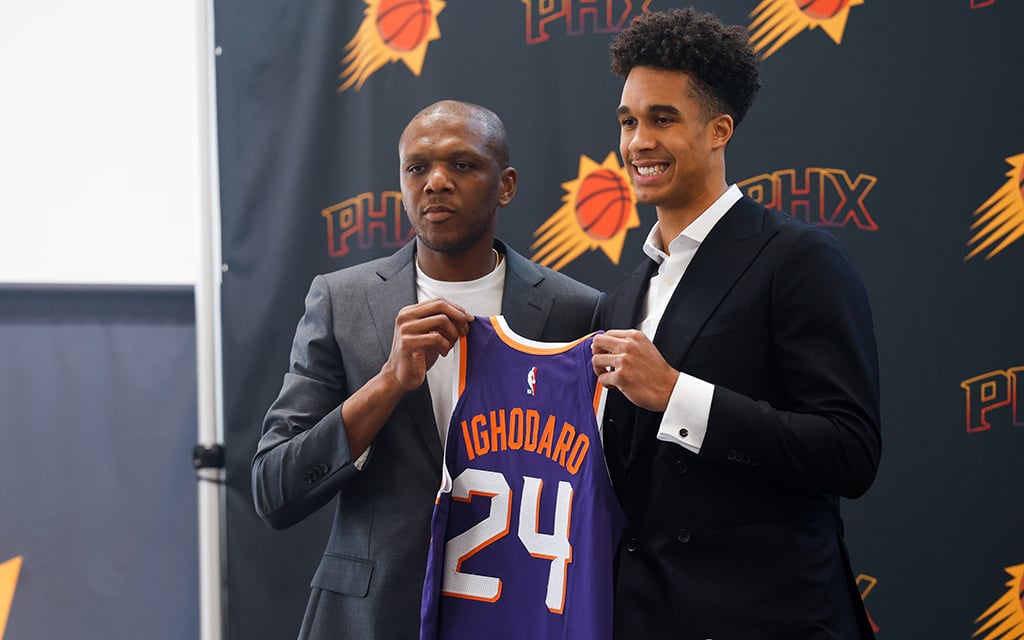 Oso Ighodaro (right), the promising Phoenix Suns rookie and Chandler native, prepares to take on the 2024 NBA 2K25 Summer League in Las Vegas. (Photo by Shirell Washington/Cronkite News)