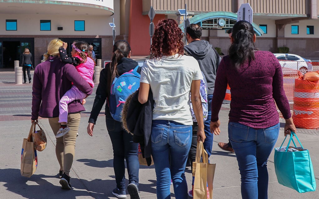 Medio millón de familias con estatus migratorio mixto en Arizona enfrentará realidades muy diferentes bajo políticas de inmigración de Trump o Harris