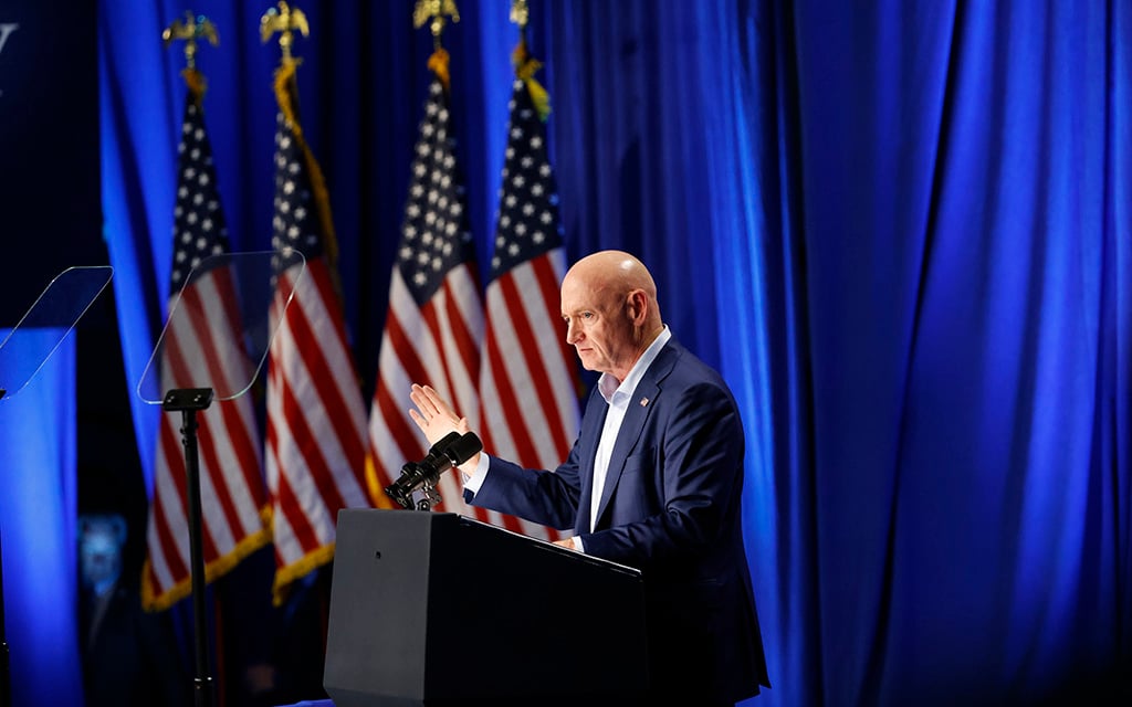 U.S. Sen. Mark Kelly speaks ahead of Vice President Kamala Harris in Douglas on Sept. 27, 2024. (Photo by Gabriel Garza/Cronkite News)