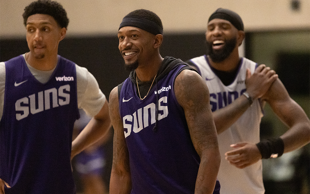 Bradley Beal in the center practices with a player to the left and right of him for Suns